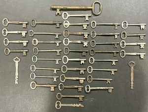 38 Antique Brass And Steel Victorian / Edwardian Skeleton Key Lot - Picture 1 of 9