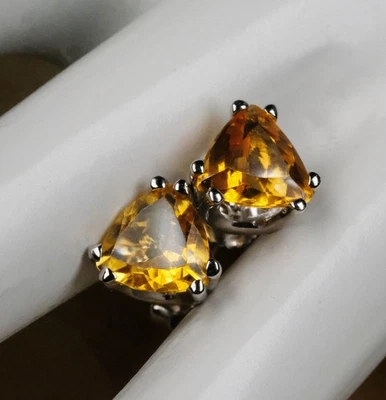 Aretes de oro blanco de 14 quilates de segunda mano con corte trillón de citrino Foto 1 de 4