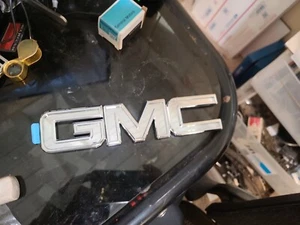NUEVO 2015-2020 GMC YUKON TODO CROMO PUERTA LEVADIZA TRASERA EMBLEMA 22814068 - Imagen 1 de 4
