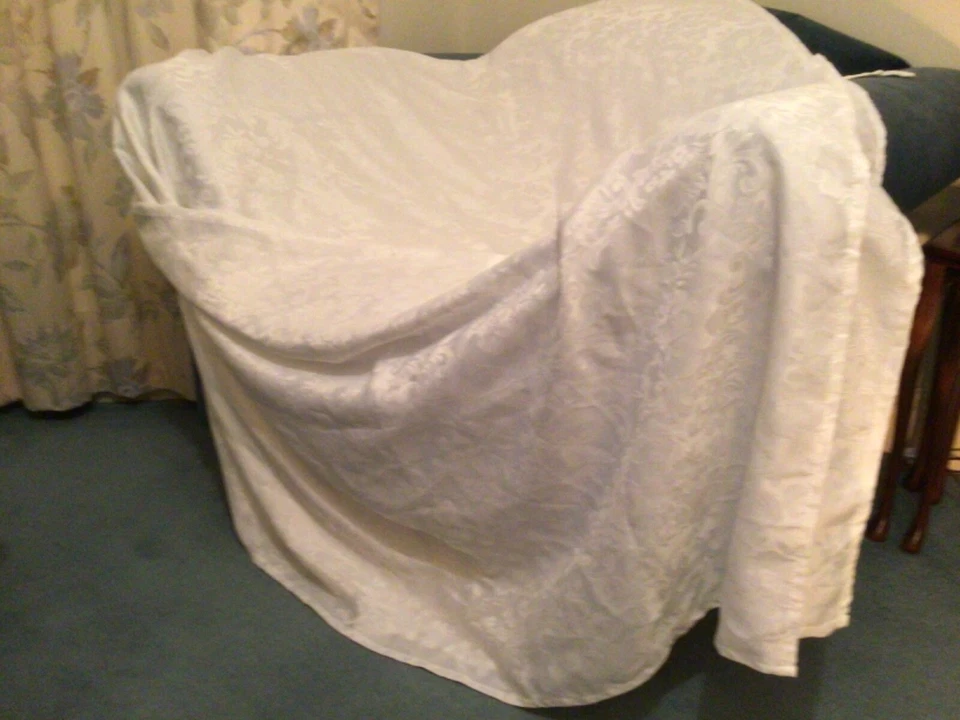 Tablecloth Large Rectangular.White.Traditional Pattern.100% polyester.268x174cm  - Image 1 of 4