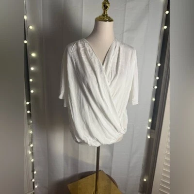 Blusa envolvente crema semilla mostaza con estilo relajado Foto 1 de 4
