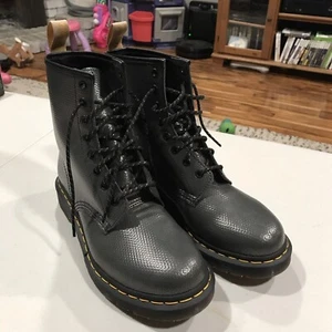Doc Dr. Martens 1460 vegane Damenstiefel mit Aluminix-Prägung Größe 9 Gunmetal - Bild 1 von 8