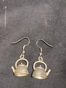VINTAGE SILVER TONE METAL TEAPOT EARRINGS 1.5” - Picture 1 of 5