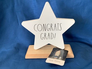 Rae Dunn Abschluss "Herzlichen Glückwunsch Abschluss!" Metall Sternschild weiß mit Holzsockel - Bild 1 von 5