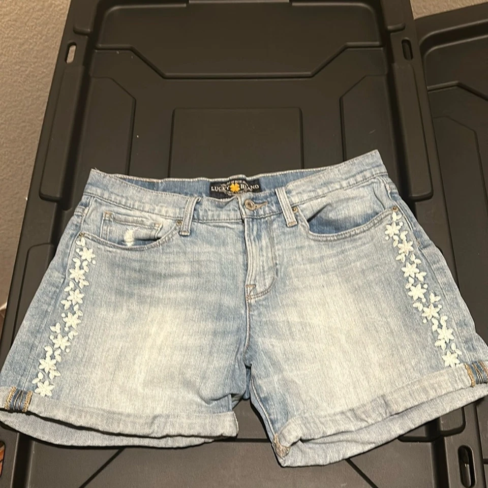 Pantalones cortos vaqueros con flores bordados enrollables Lucky Brand Foto 1 de 4