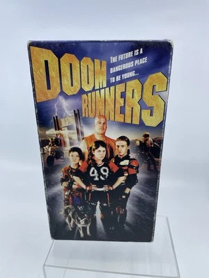 Doom Runners (VHS, 1998) Lea Moreno, Rebecca Smart, Nathan Jones, Tim Curry Foto 1 de 3