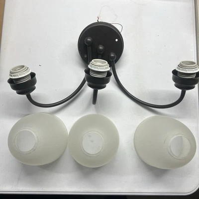 Accesorio eléctrico comercial de bronce frotado con aceite de 3 luces - usado Foto 1 de 4