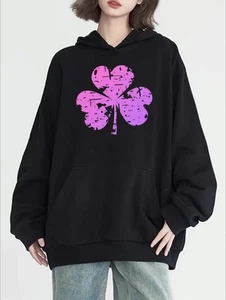 Verspielte Grafik, lässiger Damen Hoodie mit Kleeblatt-Print und Kängurutasche - lang - Bild 1 von 7