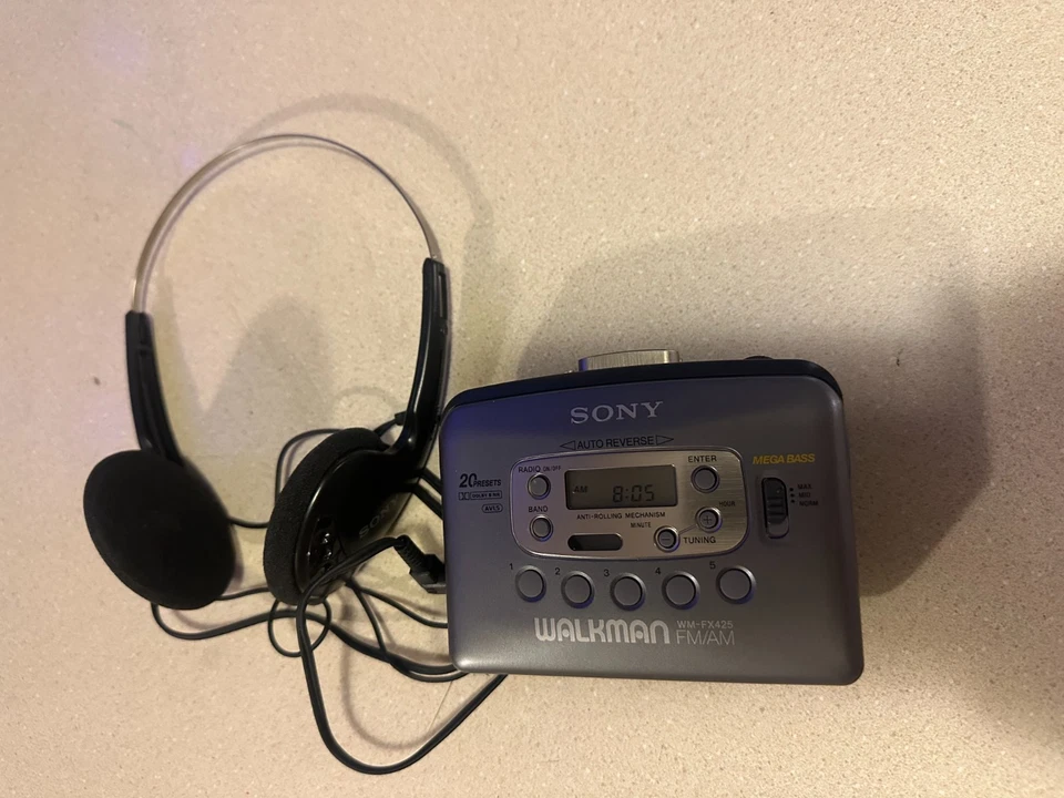 Walkman reproductor de casete radio AM/FM Sony WM-FX425 con auriculares Sony Foto 1 de 4