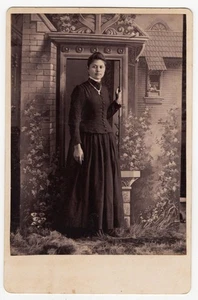 ELEGANT WOMAN AT THE DOORWAY : CABINET CARD WITH ARTISTIC BACKDROP - Picture 1 of 3