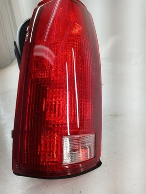 Luz trasera izquierda para conductor GMC Suburban Yukon 1992-1999 OEM repuesto pequeño Foto 1 de 3