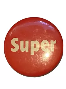Super Button Anstecknadel rot weiß Schriftzug Sammlerstück Pinback Neuheit 3" rund - Bild 1 von 2