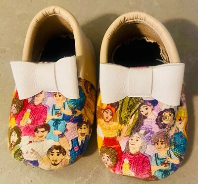 Mocasines para bebé Texas Mocs hechos a mano - estampado Encanto, cuero beige, suela suave Foto 1 de 3