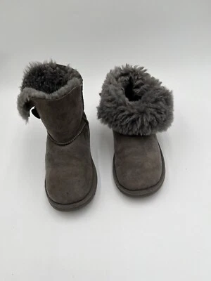 Botas UGG Australia Bailey Botón 5991 Gris Niños Grandes Talla 4 Piel de Oveja Gamuza Foto 1 de 4