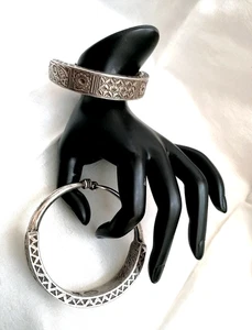 PAIO DI ANTICHI BRACCIALI / ORECCHINI CERIMONIALI LIBICI BEDUINI, LIBIA 1880 CA. - Foto 1 di 24