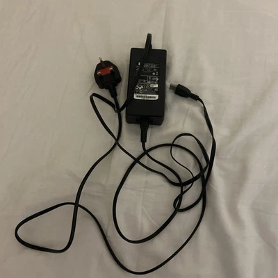 HP 0957-2231 AC Power Adapter Black 16V-32V Compact +Uk Mains Lead - Image 1 of 4