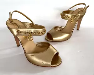 Chanel Sandalias de Tacón con Tirantes 38.5 Cuero Dorado con Cadena Dorada y Dijes Motociclista EE. UU. 8.5 - Imagen 1 de 17