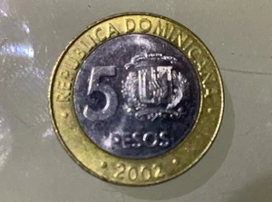 Dominican Republic 5 Pesos 2002 Circulated - Picture 1 of 2