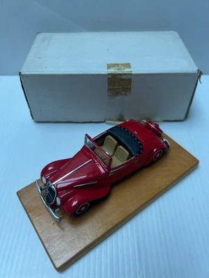 STL (Norev Altaya) Citroën 22 CV Cabriolet Rouge sur socle en bois 1/43 Voiture - Photo 1/4