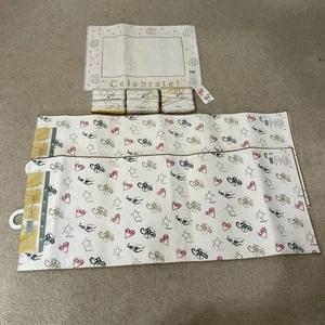 2 Holiday Wishes Tischläufer, 12 Cocktailservietten, 1 Tischset Neu mit Etikett Weihnachten - Bild 1 von 10