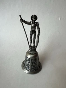 "Estatuilla de 5"" Don Quijote Campana Lanza y Escudo Diseños Ornamentados Tono Plateado" - Imagen 1 de 8