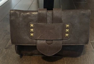 Bolso de Mano TILA MARCH PARIS Cuero Guijarro Marrón con Acentos de Latón - Imagen 1 de 9