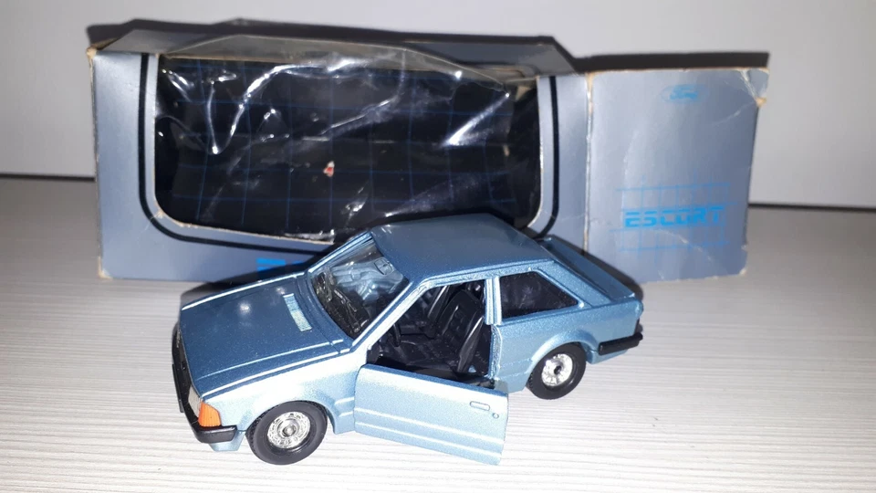 FORD ESCORT 1.3 GL CORGI SCALA 1/36 - Immagine 1 di 1