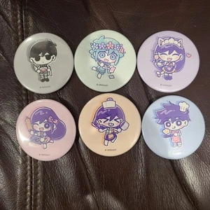 OMORI x Tree Village Cafe Blind Bag Button Badge Pins Cafe Version Full Set Of 6 - Picture 1 of 2