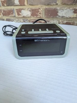 Radio reloj Emerson SmartSet pantalla fácil de leer eléctrica 3 modos de alarma CKS1702 Foto 1 de 4