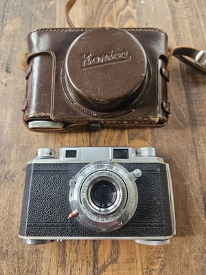 Cámara fotográfica telémetro Konica 35 mm plateada con lente hexagonal 50/2,8 Japón ocupado  Foto 1 de 4