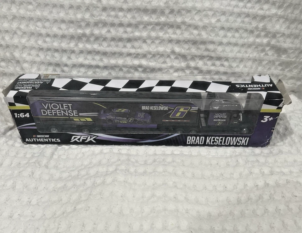 Semirremolque Nascar Authentics Brad Keselowski Violet Defense 1/64 Foto 1 de 4