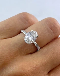 Anillo de compromiso solitario de diamantes ovalados cultivados en laboratorio de oro blanco de 14 quilates de 2,02 quilates F VS2 - Imagen 1 de 4