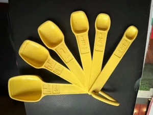 Vintage Tupperware Measuring Spoons Yellow Set of 6 With Ring~L@@K!!!! - Picture 1 of 4
