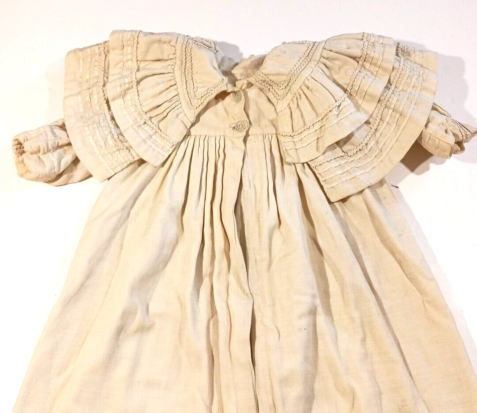 Antiguo Vestido de Bautizo Algodón Natural Tostado Forrado Grueso Cuello Elegante Foto 1 de 4