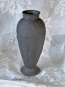 Wedgwood England schwarze Basalt Efeu Ranken Dekoration Vase - Bild 1 von 8