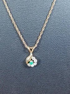 Hermoso Collar Krementz Genuino Verde Esmeralda Lágrima Tono Dorado  - Imagen 1 de 8