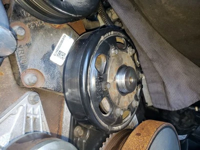 SOPORTE VENTILADOR RAM 3500 DIÉSEL 2024 CON POLEA. NÚMERO DE PIEZA 68444245AA Foto 1 de 4