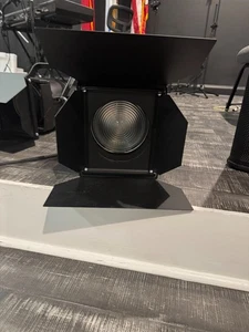 ETC Source Four Fresnel Zoom To Focus w/ Lamp, Stage Light S4 FRES7 750W 7" - Picture 1 of 3