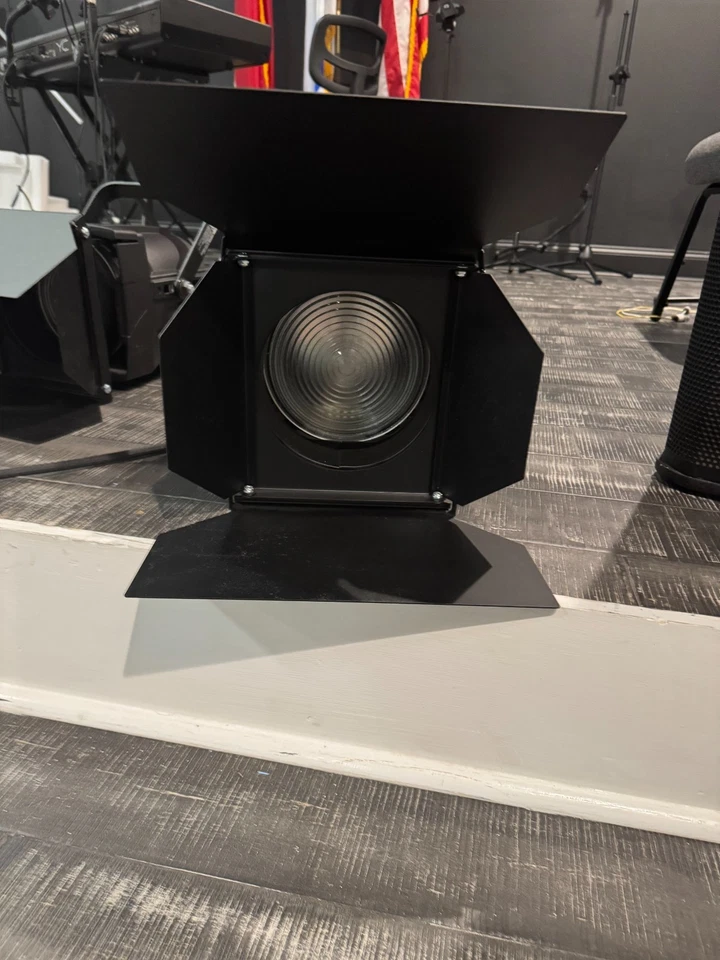 ETC Source Four Fresnel Zoom To Focus w/ Lamp, Stage Light S4 FRES7 750W 7" - Image 1 of 3