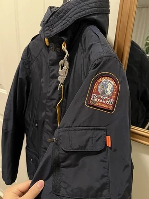 Chaqueta de plumón Parajumper con núcleo derecho grande para hombre en azul grafito Foto 1 de 4