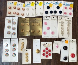 Vintage Sewing Button Cards Costumakers Le Chic Le Bouton 76 Buttons - Picture 1 of 13