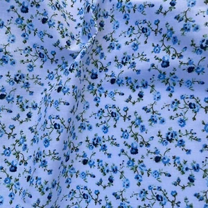 Tela de polialgodón floral blanca y azul Ditsy costura artesanía costura costura - Imagen 1 de 5