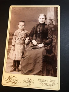 Junge im Kleid, ältere Frau, Satinkleid, um 1880, Kabinettfoto, #CP125 - Bild 1 von 2