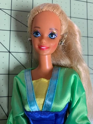 Barbie Sun Sensation 1991 #1390 en vestido de moda Mulan Foto 1 de 4