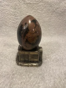 "Huevo de piedra pulido con aspecto de mármol con soporte de peltre decorativo fundido de 4 1/4"" de alto" - Imagen 1 de 5