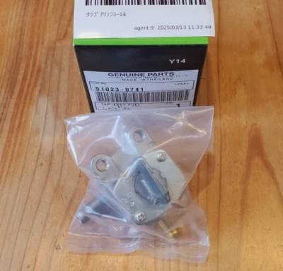 KAWASAKI Genuino 2006-2014 KLX250S MONTAJE GRIFO COMBUSTIBLE PETCOCK 51023-0741 NUEVO Foto 1 de 4