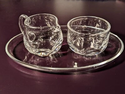 Juego de crema y azúcar vintage con bandeja - vidrio soplado a mano - firmado por artista  Foto 1 de 4