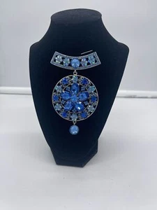 Große verzierte blaue Hänger Statement Brosche Anstecknadel Modeschmuck - Bild 1 von 6