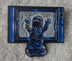 Poltergeist Pin - TV Horror Emaille Metall Brosche - KOSTENLOSER VERSAND!!!! - Bild 1 von 2