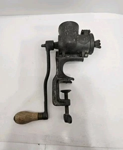 Antiker Russwin Nr. 0 Fleischwolf Lebensmittelzerkleinerer mit Holzgriff rustikale Optik - Bild 1 von 9